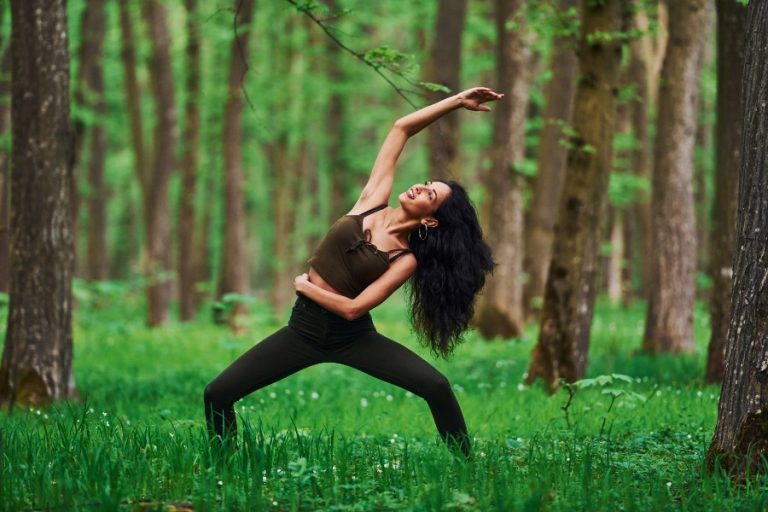 Pratique de yoga Buti alliant mouvements tribaux et postures dynamiques sur un fond musical rythmique