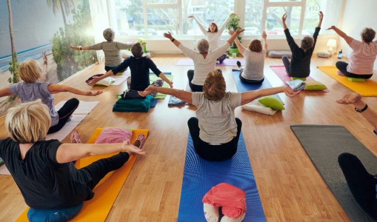 Pratique de yoga flow intuitif au lever du soleil dans un espace naturel entouré d’arbres