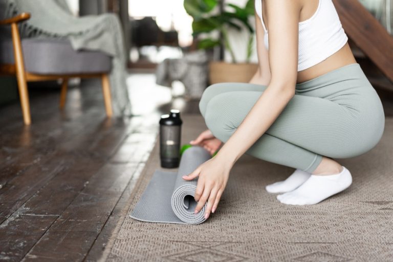 Un tapis de yoga est déroulé sur le sol avant d’être nettoyé