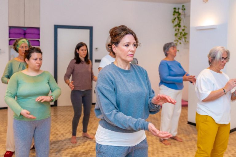 Participant effectuant des mouvements de Qi Gong au lever du soleil, énergie éveillée
