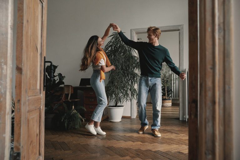 Couple exécute une danse latine synchronisée, sourires et complicité évidents