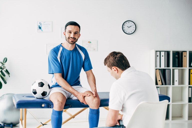 Un footballeur suivant une séance d'ostéopathe