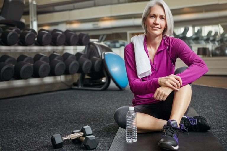 Une femme qui reprend le sport après un long moment