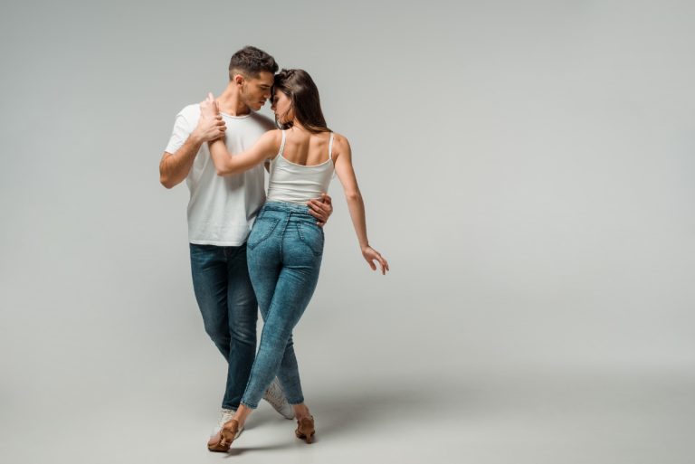 Un couple faisant une danse de la kizomba