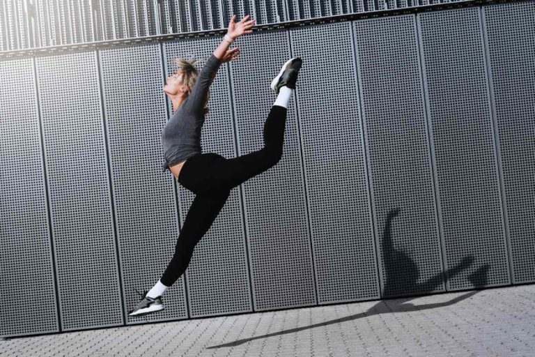 Une danseuse portant un tenue de sport