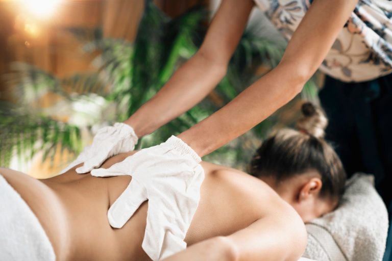Une femme suivant une séance de massage