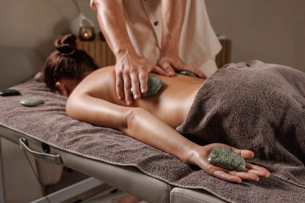 Une femme suivant une séance de massage aux pierres chaudes