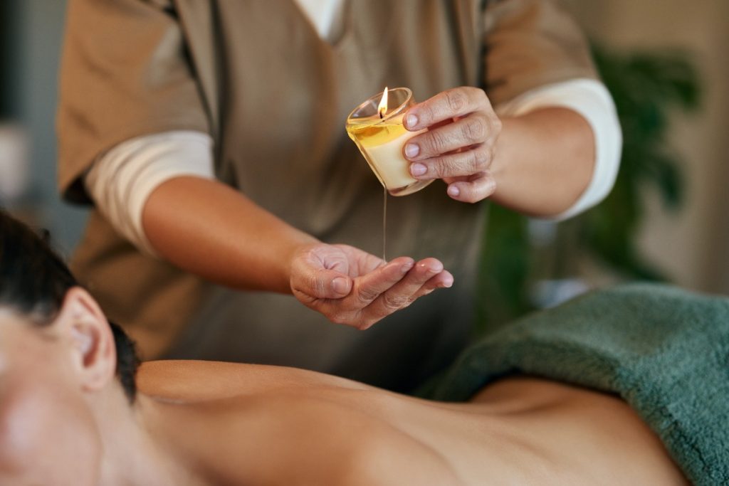 Séance de massage relaxante avec une bougie de massage