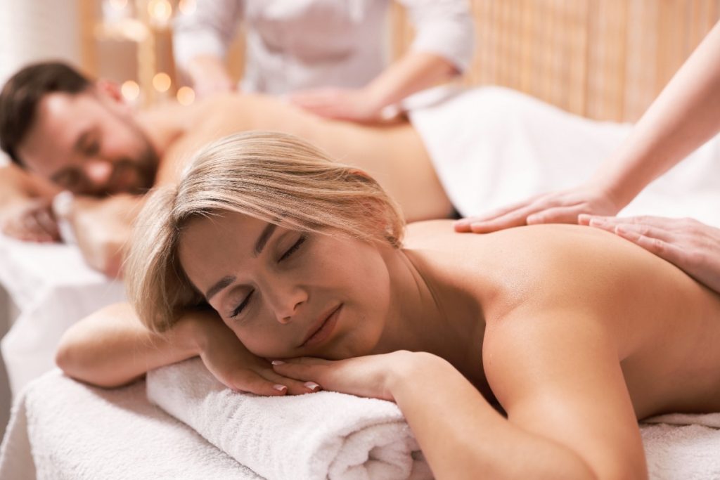 Un couple recevant un massage relaxant en institut