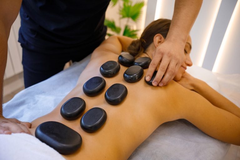 Une femme profitant de son massage aux pierres chaudes