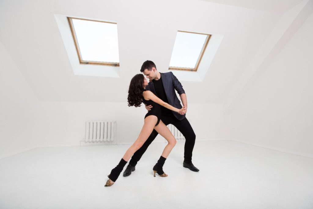 Un beau couple dansant le tango
