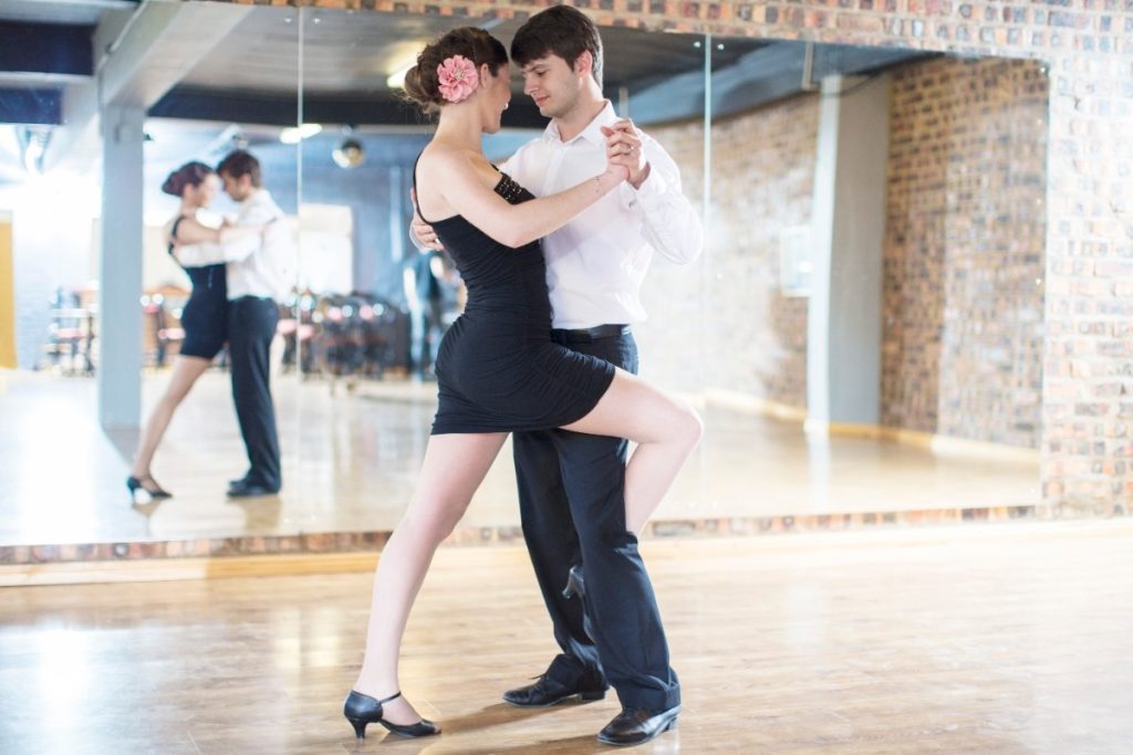 Un couple qui apprend à danser le tango