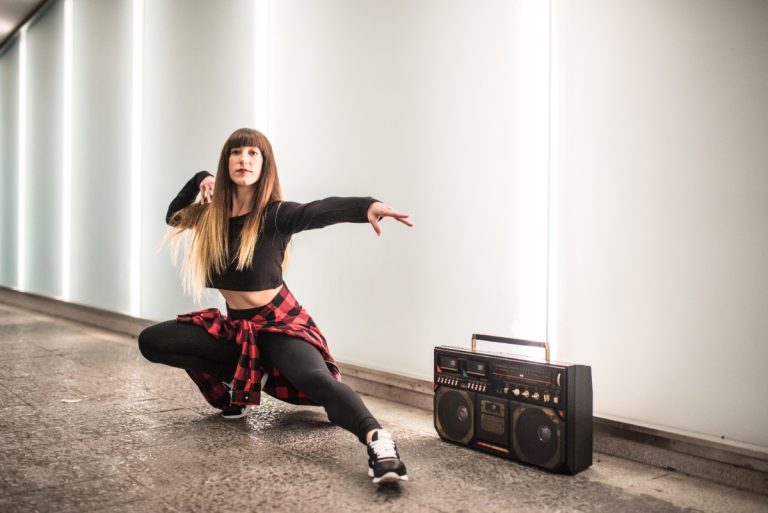 Une femme qui danse avec un radio