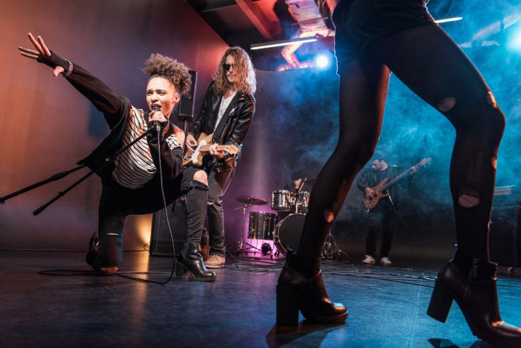 Un groupe de rock and roll qui danse sur une scène