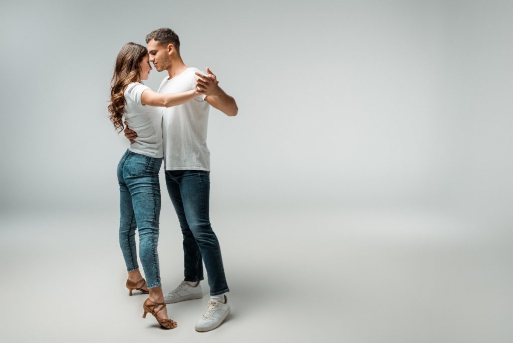 Un homme et une femme qui apprend à danser le slow