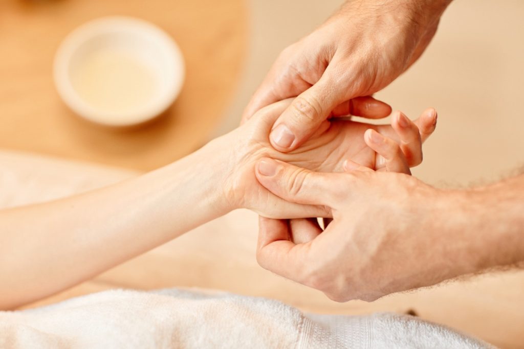 Massage des mains dans un spa