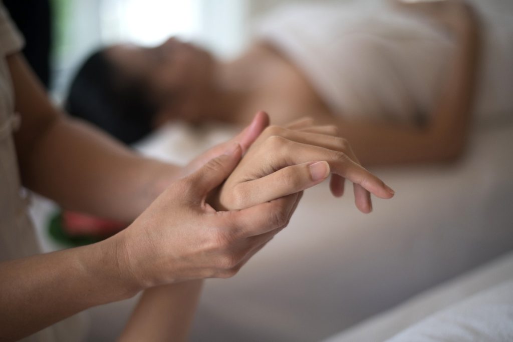Un massage relaxant d'une main