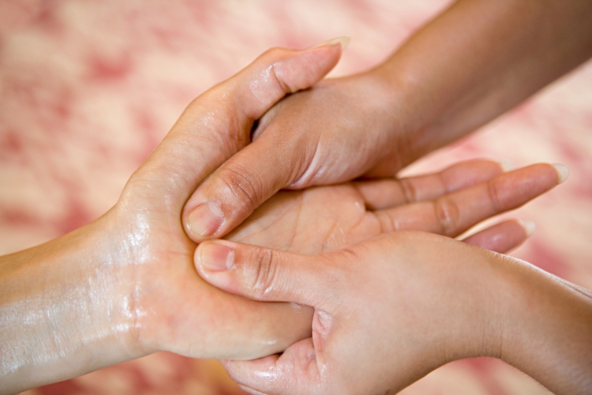 Comment pratiquer le massage réflexe des mains pour stimuler les zones réflexes ?