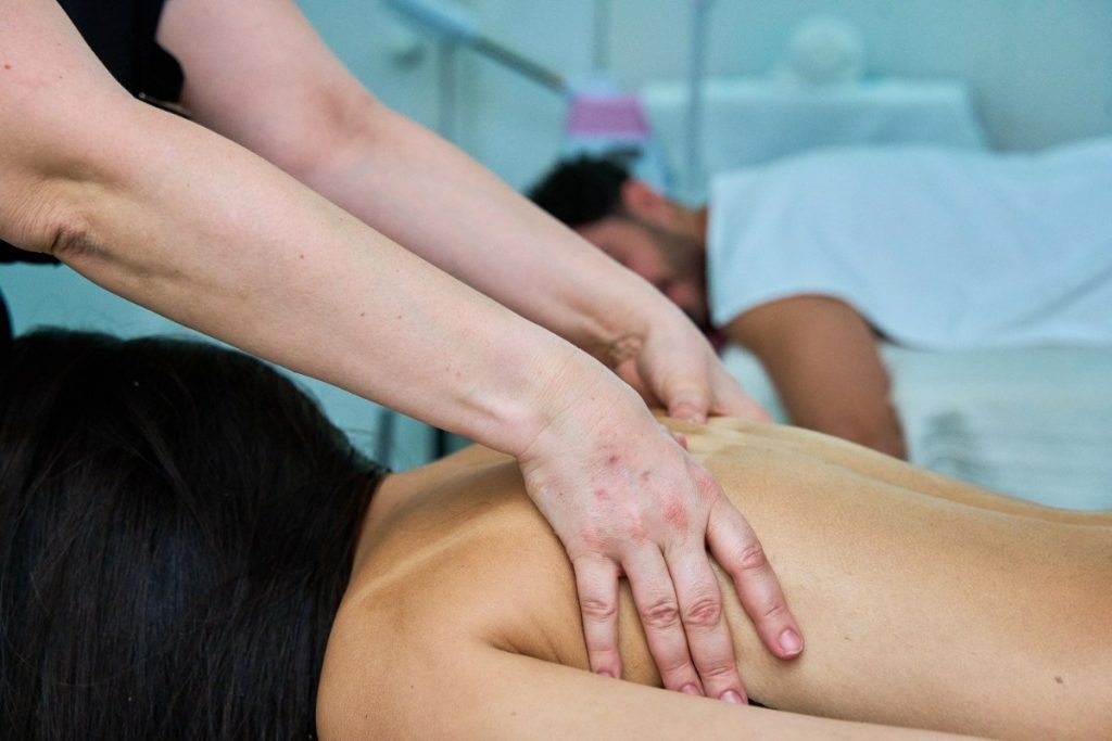 Une personne recevant un massage de dos