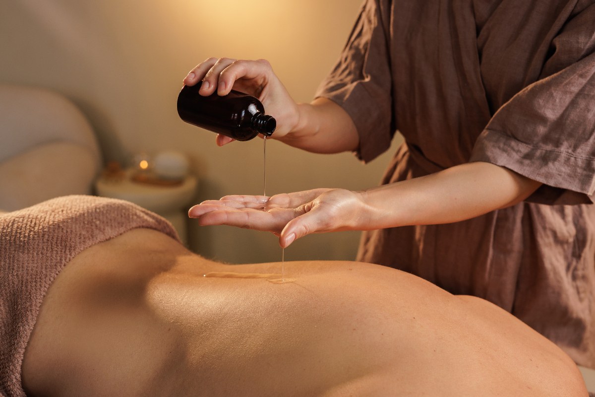 Quelles huiles essentielles choisir pour créer une synergie relaxante lors d&rsquo;un massage ?