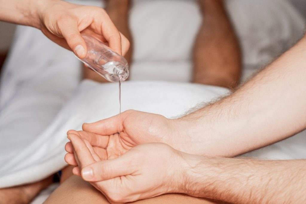 Une personne qui verse de l'huile essentielle pour le massage
