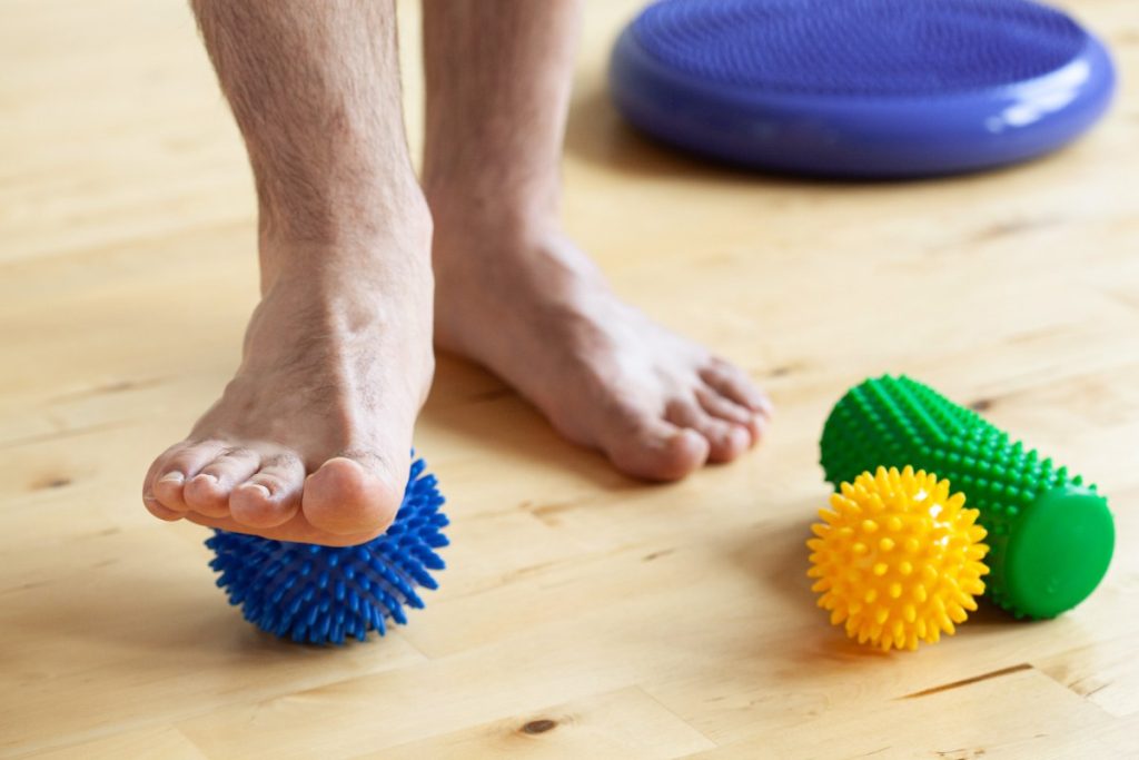 Pieds nus sur une balle de massage