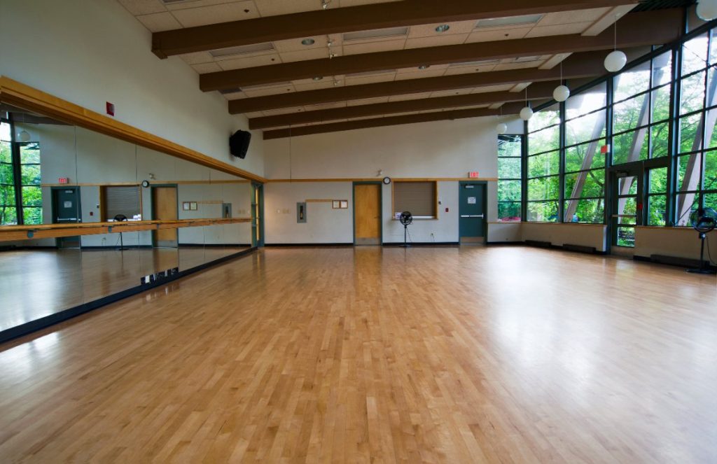 Une salle de danse spacieuse avec du plancher