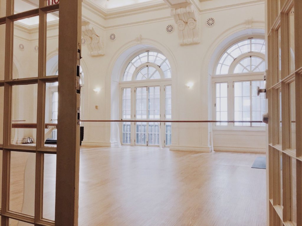 Un studio de ballet lumineux avec des fenêtres