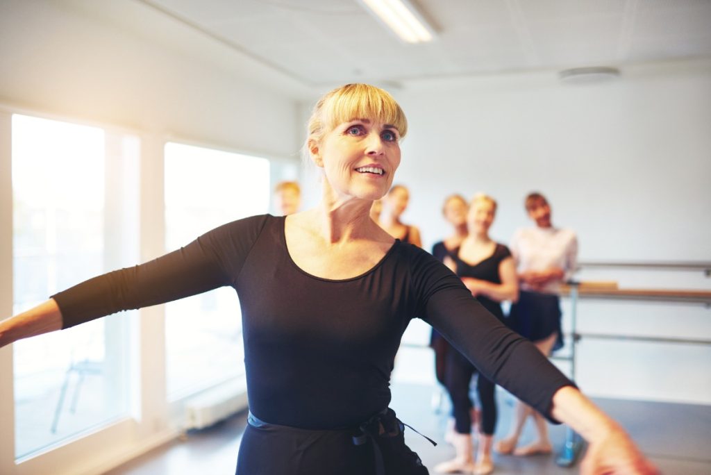Une femme apprenant de la danse dans un studio
