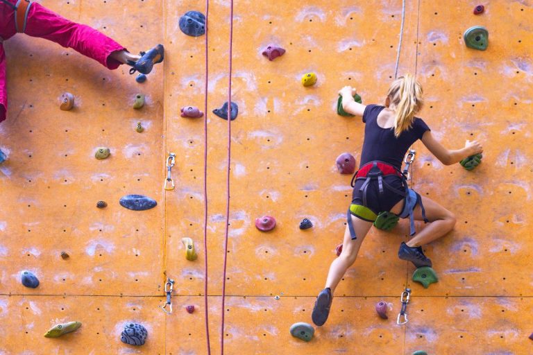 Une femme faisant de l'exercice d'escalade