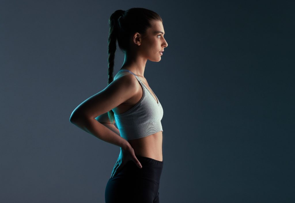 Une femme en forme posant en tenue de sport