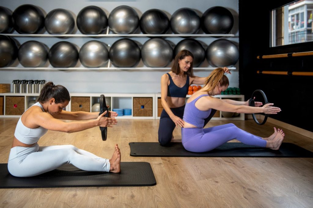 Des femmes qui font des exercices de pilates