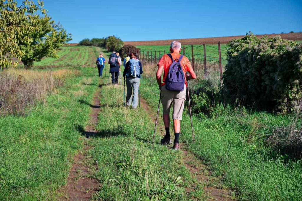 Des gens qui marchent et profitent d'un sentier pittoresque