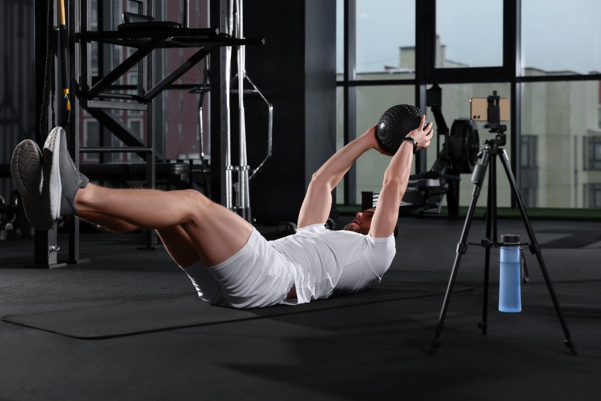 Un homme qui fait des exercices abdominaux