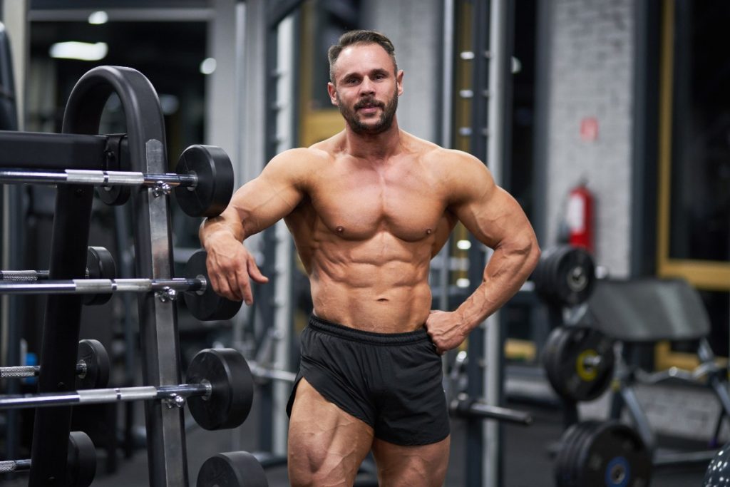 Un homme musclé dans une salle de musculation