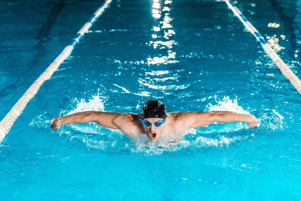 Un homme qui nage dans la piscine