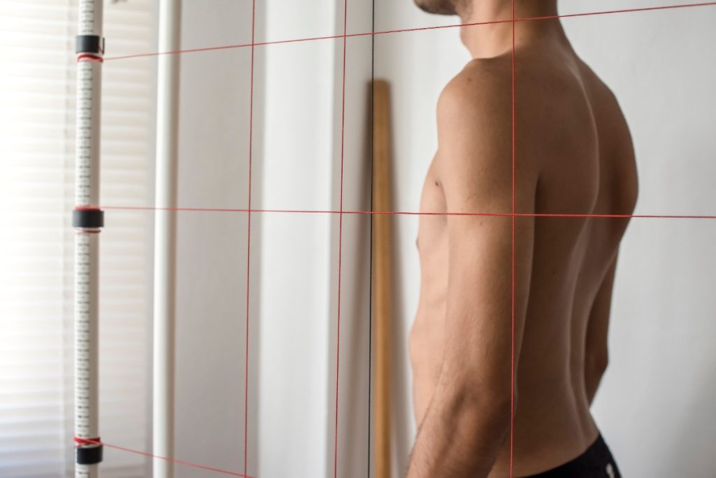 Un homme posant pour une évaluation de posture dorsale