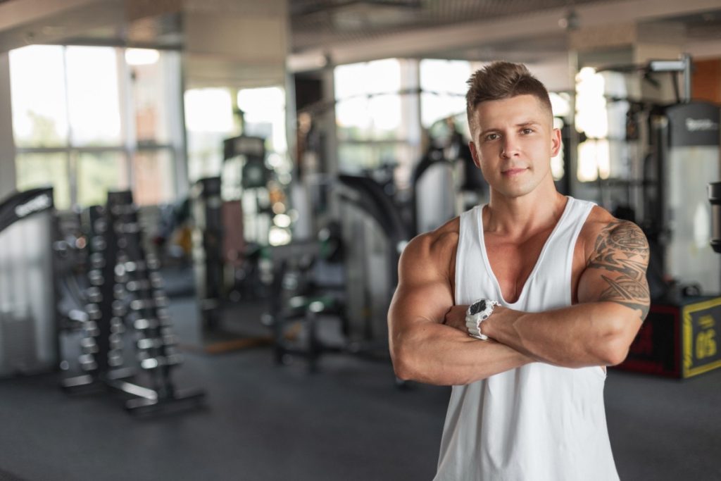 Un homme sportif avec un corps musclé