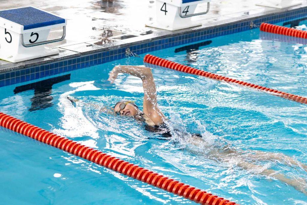Une jeune femme qui nage dans la piscine