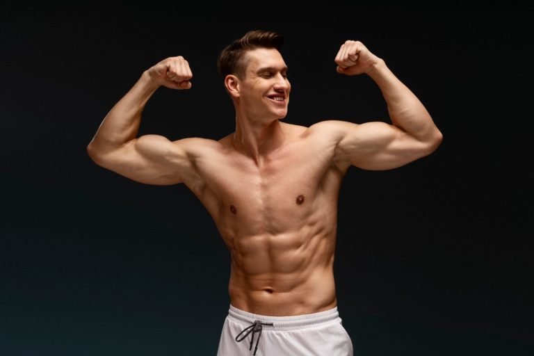 Un jeune homme en forme montrant ses muscles