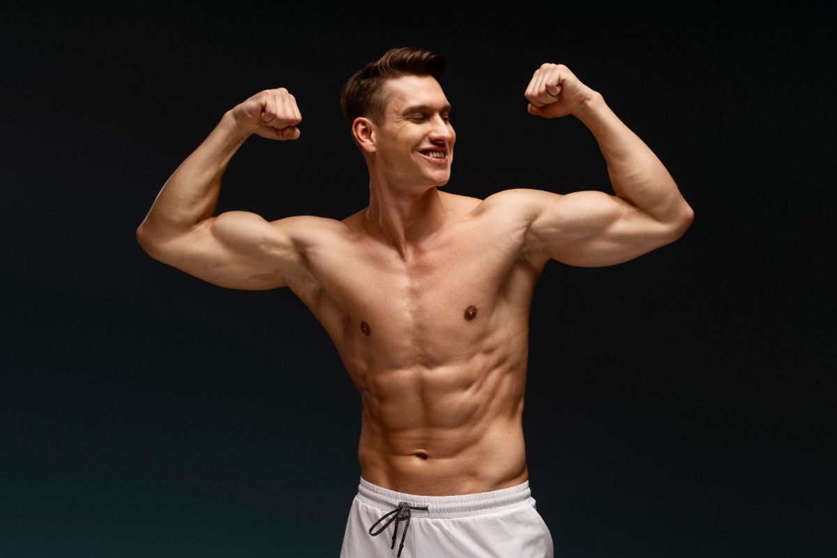 Un jeune homme en forme montrant ses muscles