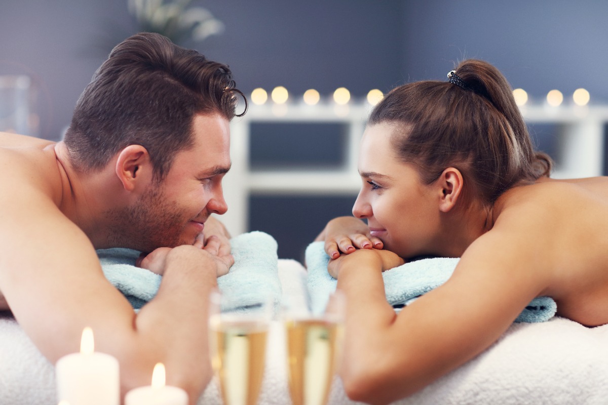 Un couple romantique se relaxant pendant leur massage