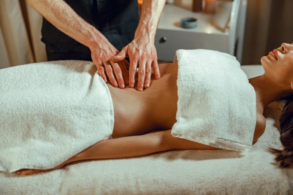 Une femme appréciant le massage de son ventre