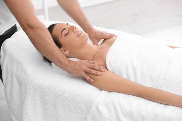 Une femme détendue pendant un massage