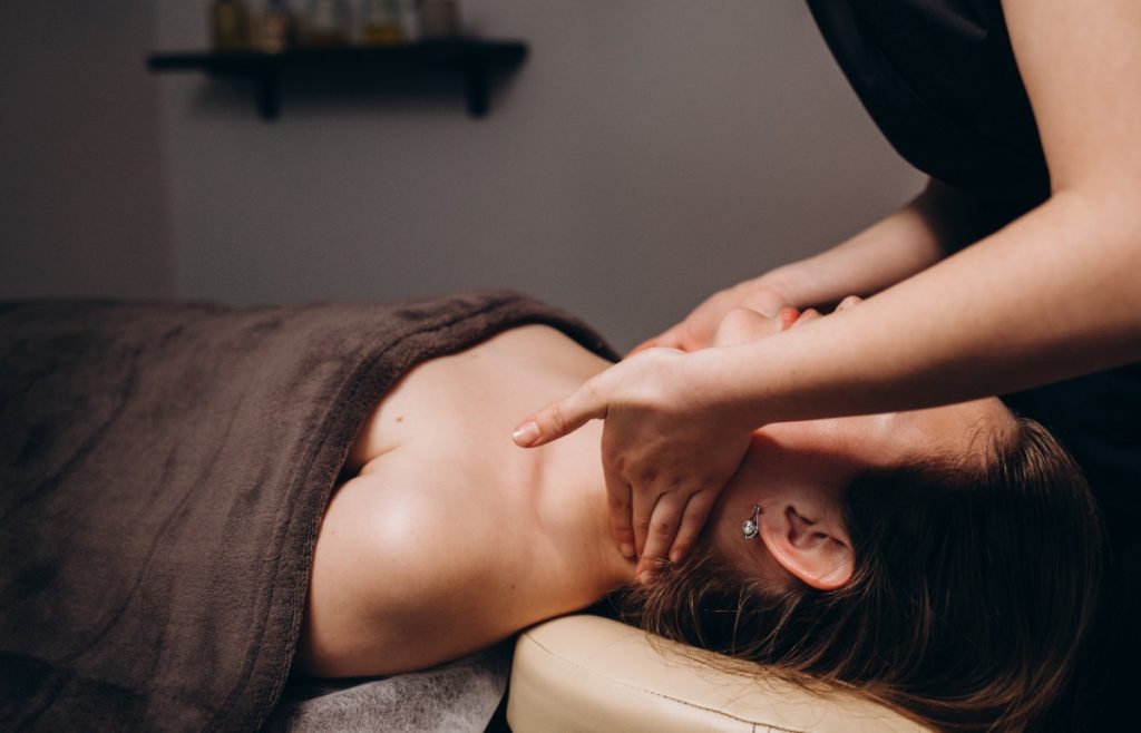 Une femme qui se fait masser le cou