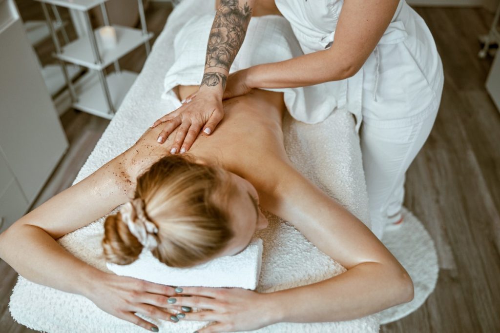 Une femme recevant un massage de dos