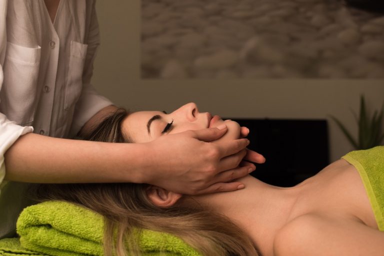 Une femme recevant un massage de la tête