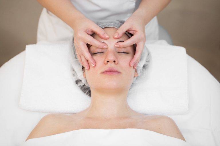 Une femme recevant un massage de visage