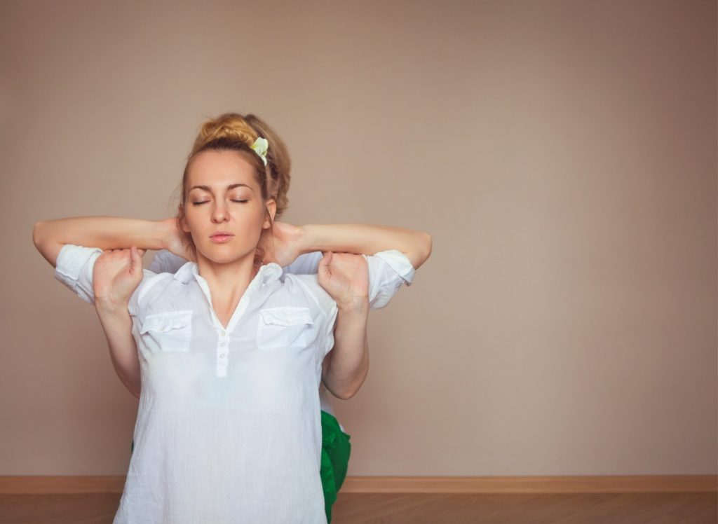 Une femme qui reçoit un traitement de massage