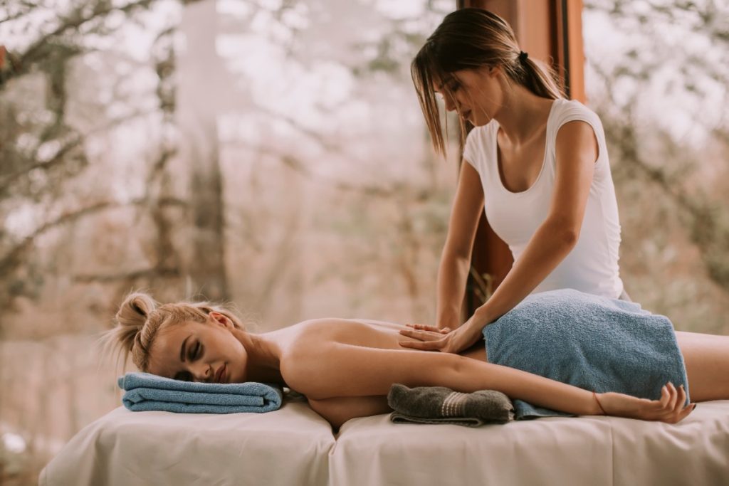 Une femme se relaxant pendant un massage